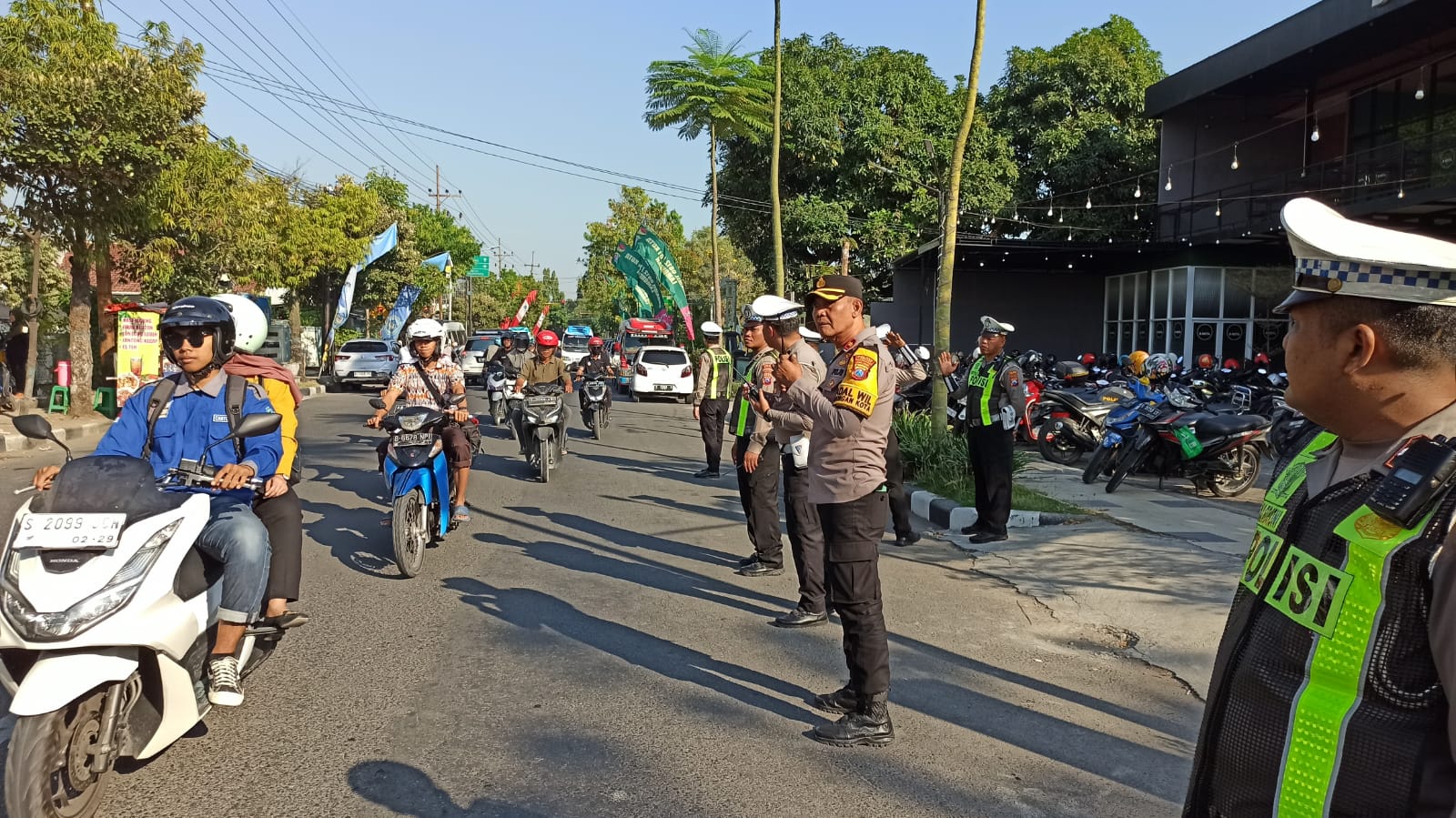 Polres Lamongan Laksanakan Pengamanan Istighotsah Akbar PC Muslimat NU dalam Peringatan Tahun Baru Islam 1446 H