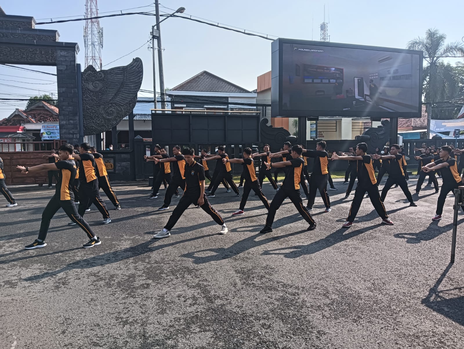 Anggota Polres Lamongan Laksanakan Olahraga Pagi Di Mapolres Lamongan