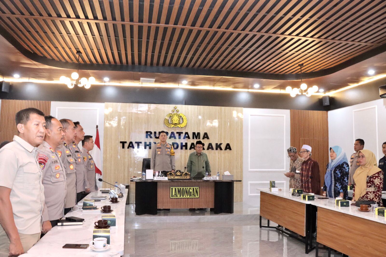 Kapolres Lamongan Bersama FKUB Ikuti Zoom Meeting Nusantara Cooling System (NSC) Dari Kaops Dalam Rangka Penguatan Eksternal Jelang Pilkada Serentak 2024