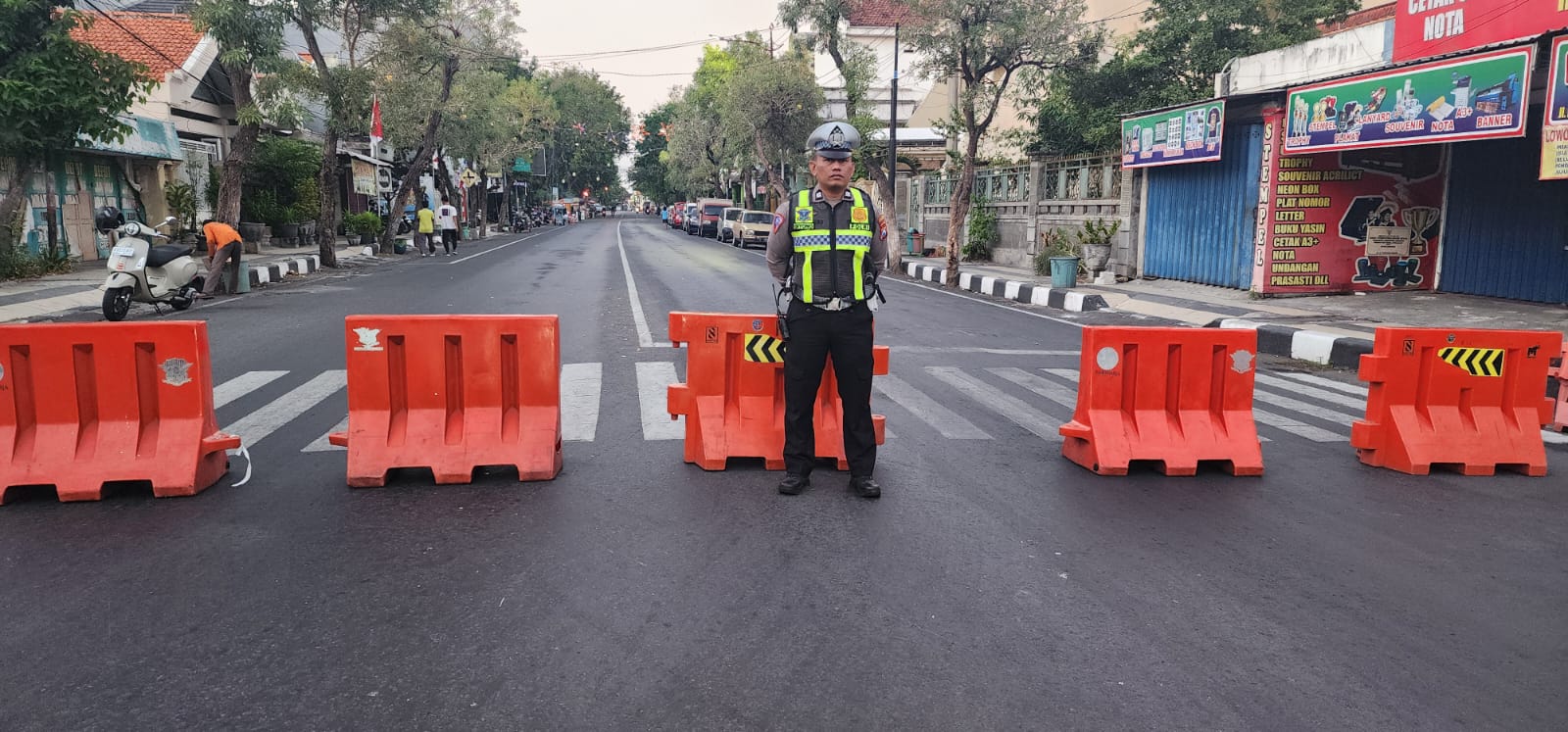 Anggota Polres Lamongan Lakukan Pengamanan Minggu Ceria Di Alun-alun