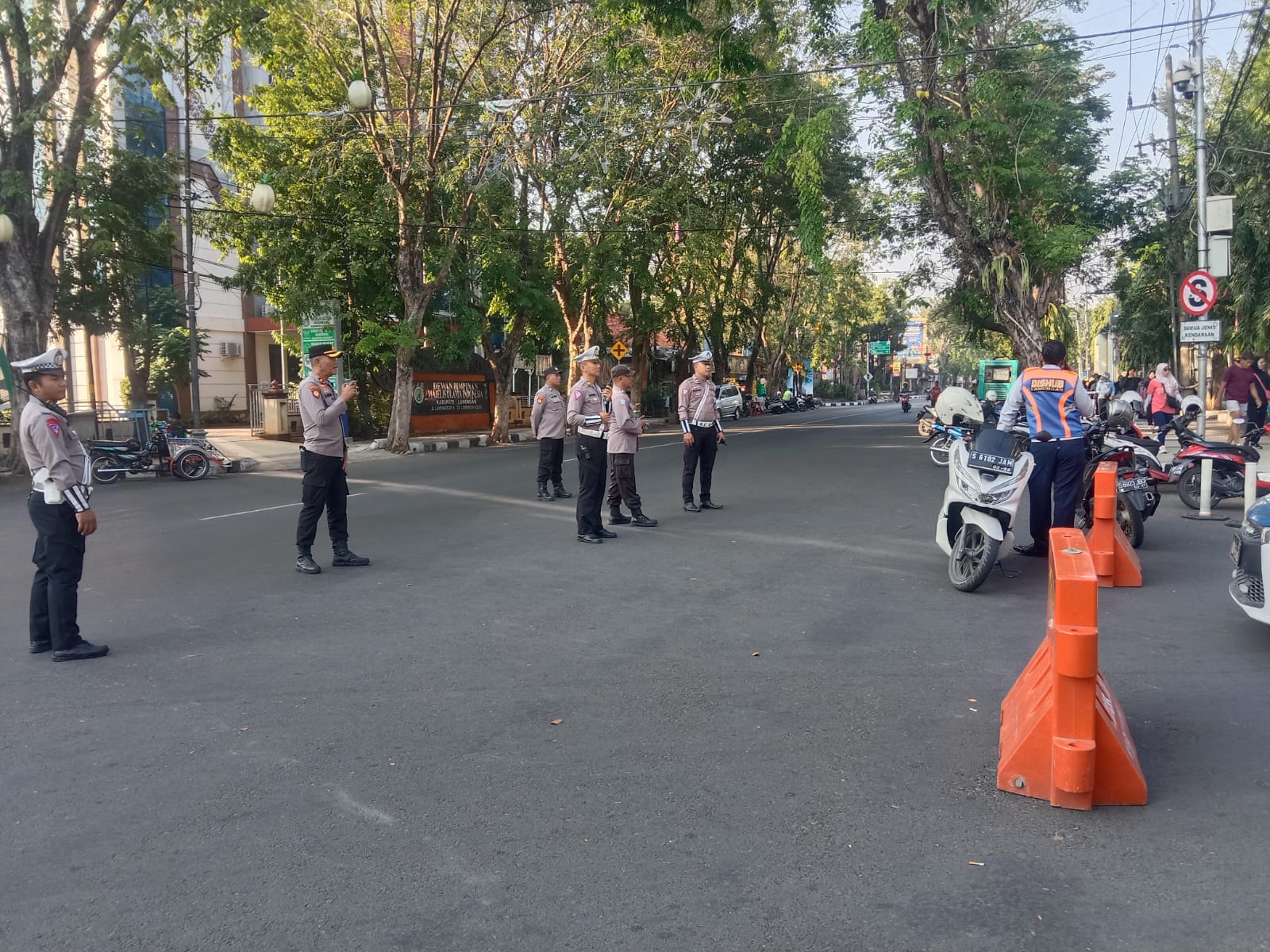 Polres Lamongan Laksanakan Pengamanan Apel Peringatan Hari Pramuka ke-63 di Alun-Alun Lamongan