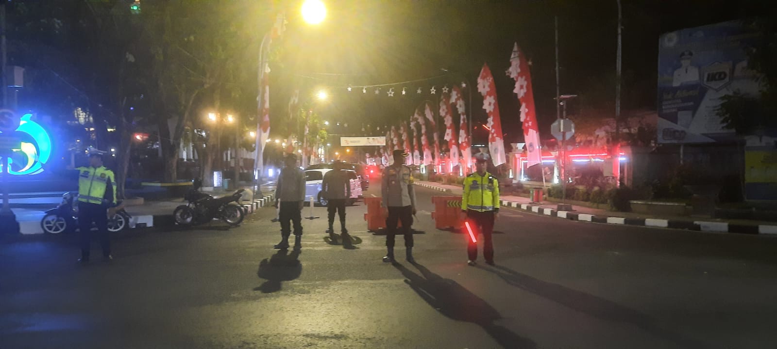 Polres Lamongan Laksanakan Pengamanan Upacara Pengukuhan Pasukan Pengibar Bendera Kabupaten Lamongan Tahun 2024