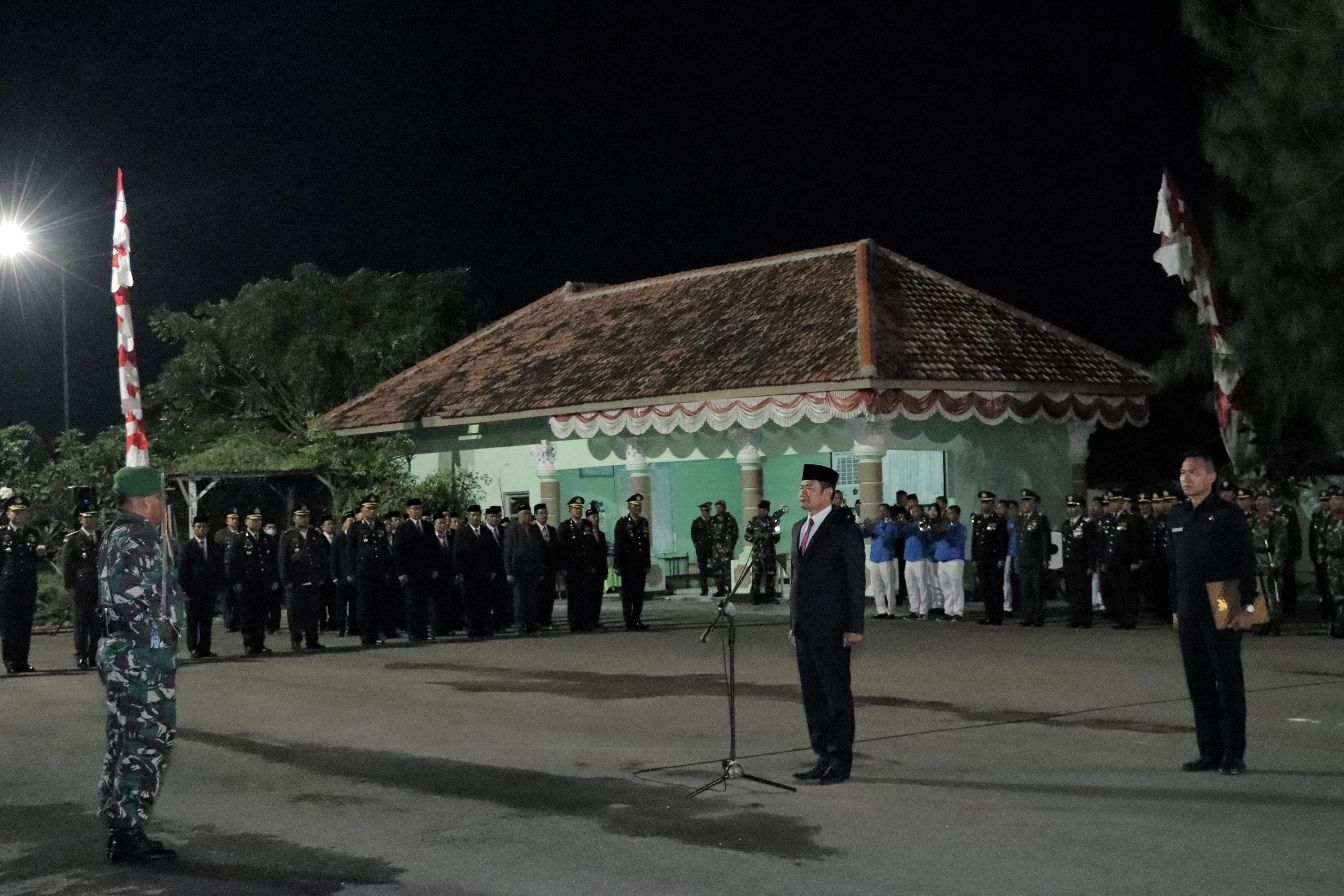 Kapolres Lamongan Hadiri Apel Kehormatan dan Renungan Suci dalam rangka HUT RI ke 79 di TMP Kesuma Negara
