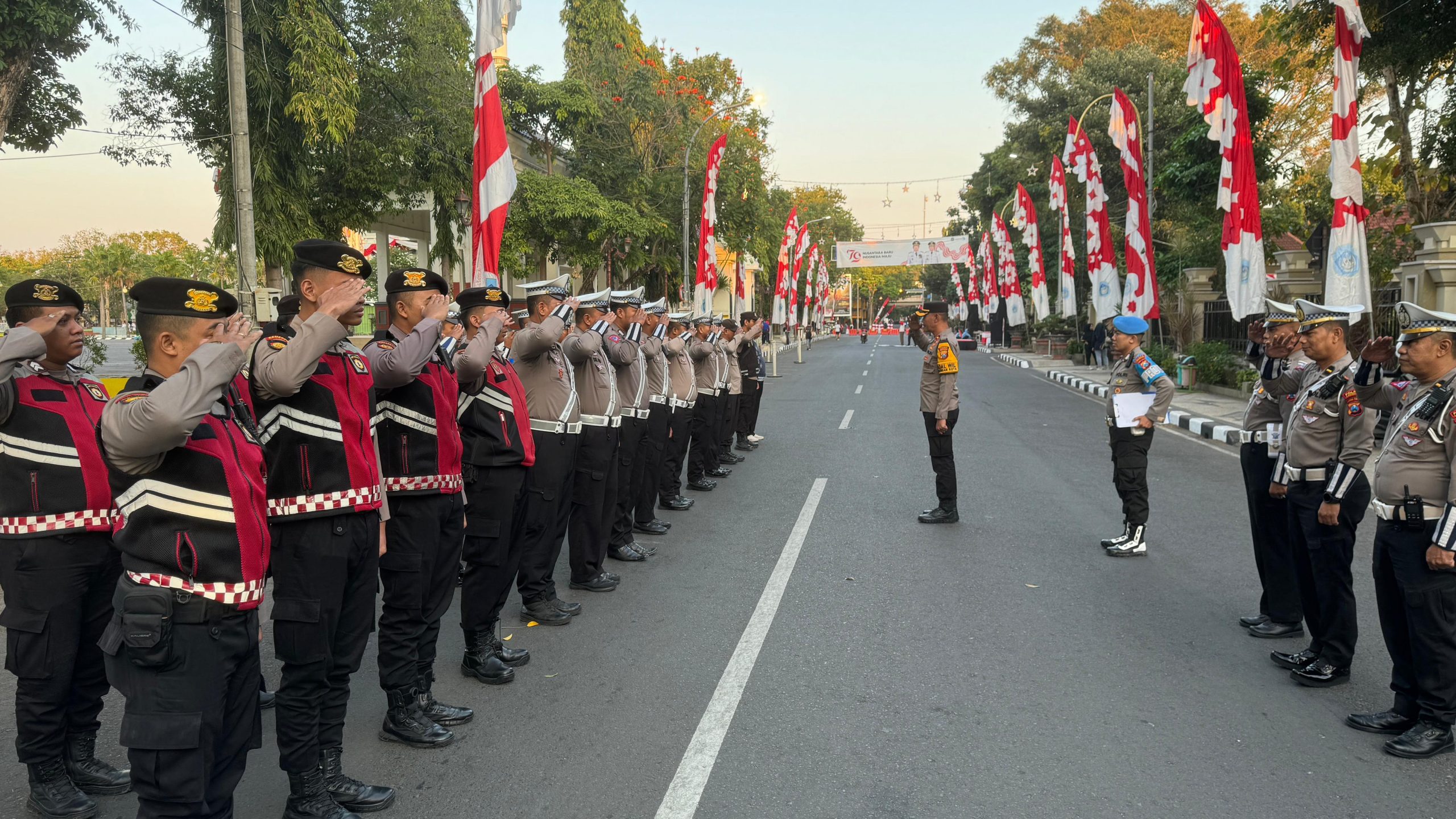 Kapolsek Lamongan Kota Hadiri Lomba Gerak Jalan Dalam Rangka HUT RI ke 79 Sekaligus Pimpin Pengamanan