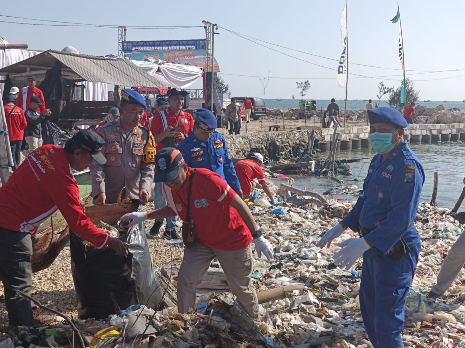 Satpolairud Polres Lamongan Gelar Aksi Bersih Sampah Pesisir dan Penanaman Cemara Udang