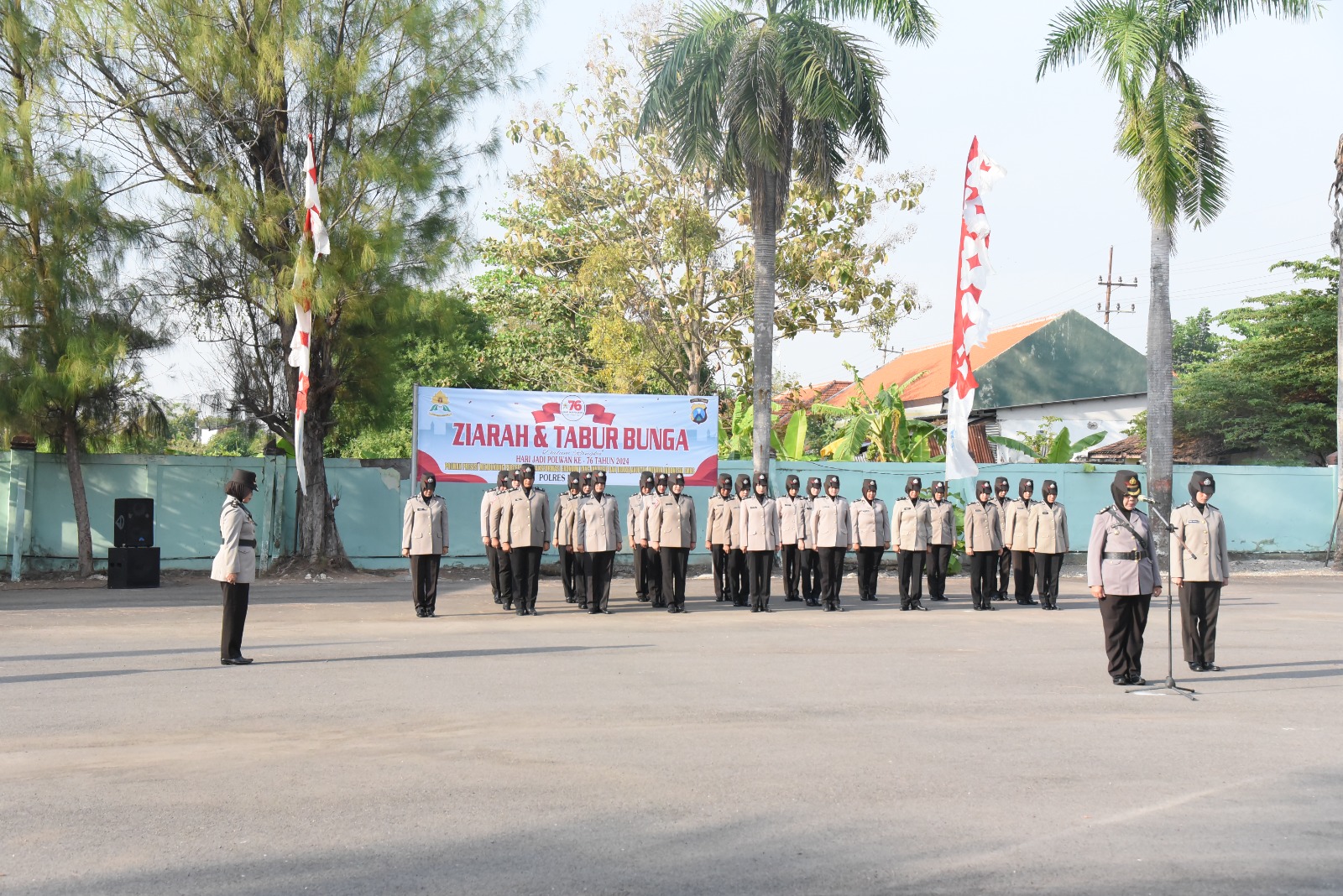 Polwan Polres Lamongan Gelar Ziarah dan Tabur Bunga di TMP Kusuma Negara dalam Rangka Hari Jadi Polwan ke-76