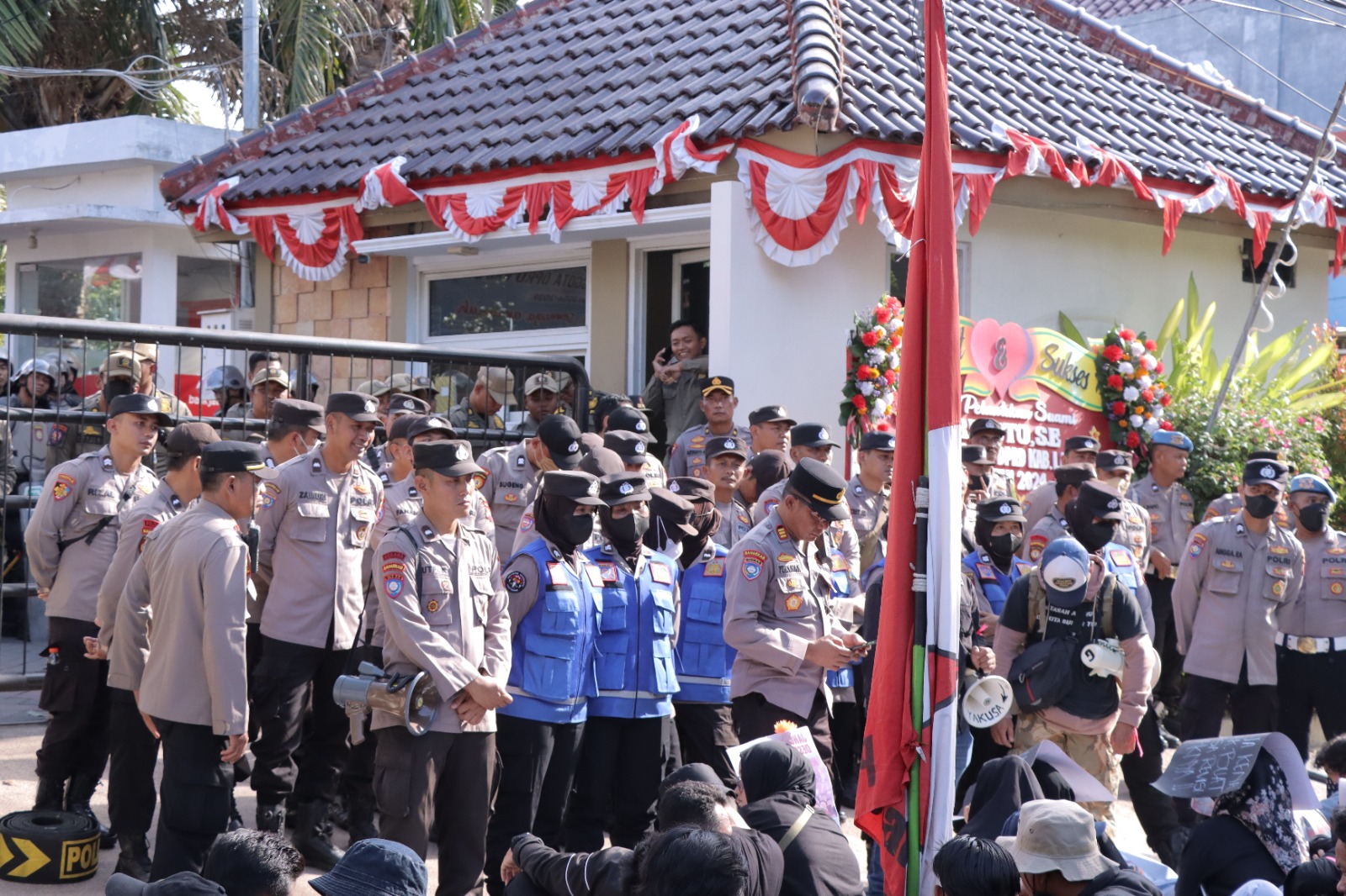 Polres Lamongan Amankan Aksi Unras Aliansi Rakyat Lamongan di Depan Kantor DPRD