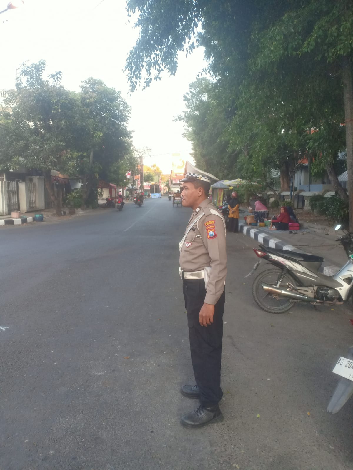 Pastikan Situasi Arus Lalin Lancar, Anggota Polres Lamongan Laksanakan Commander Wish