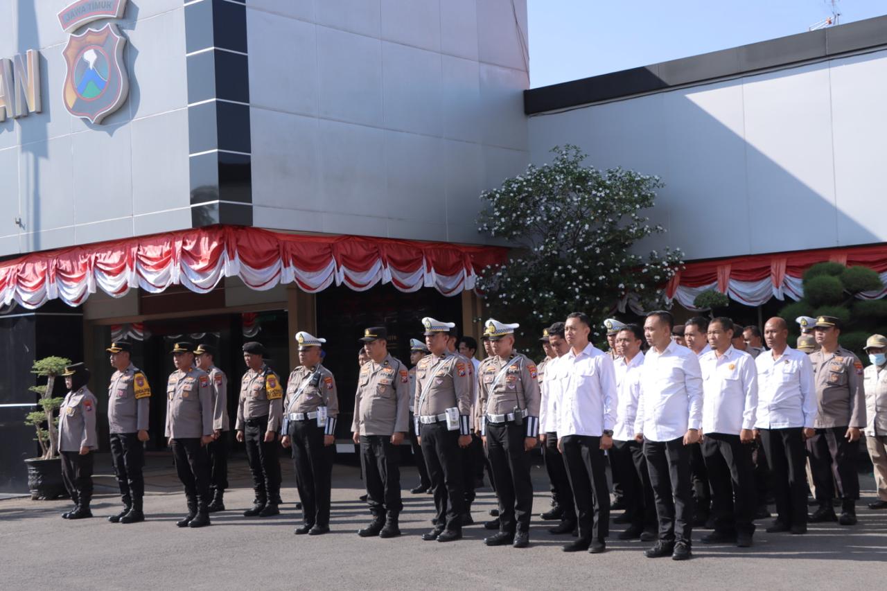 Kapolres Lamongan Pimpin Apel Pagi dan Berikan Arahan kepada Seluruh Anggota di Halaman Mapolres