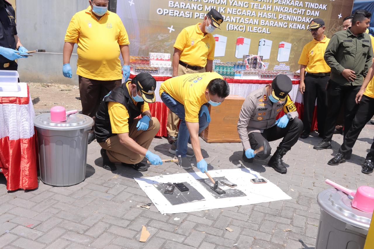 Kapolres Lamongan Hadiri Sosialisasi Peraturan di Bidang Cukai dan Pemusnahan Barang Bukti Operasi BKC Ilegal di GOR Lamongan