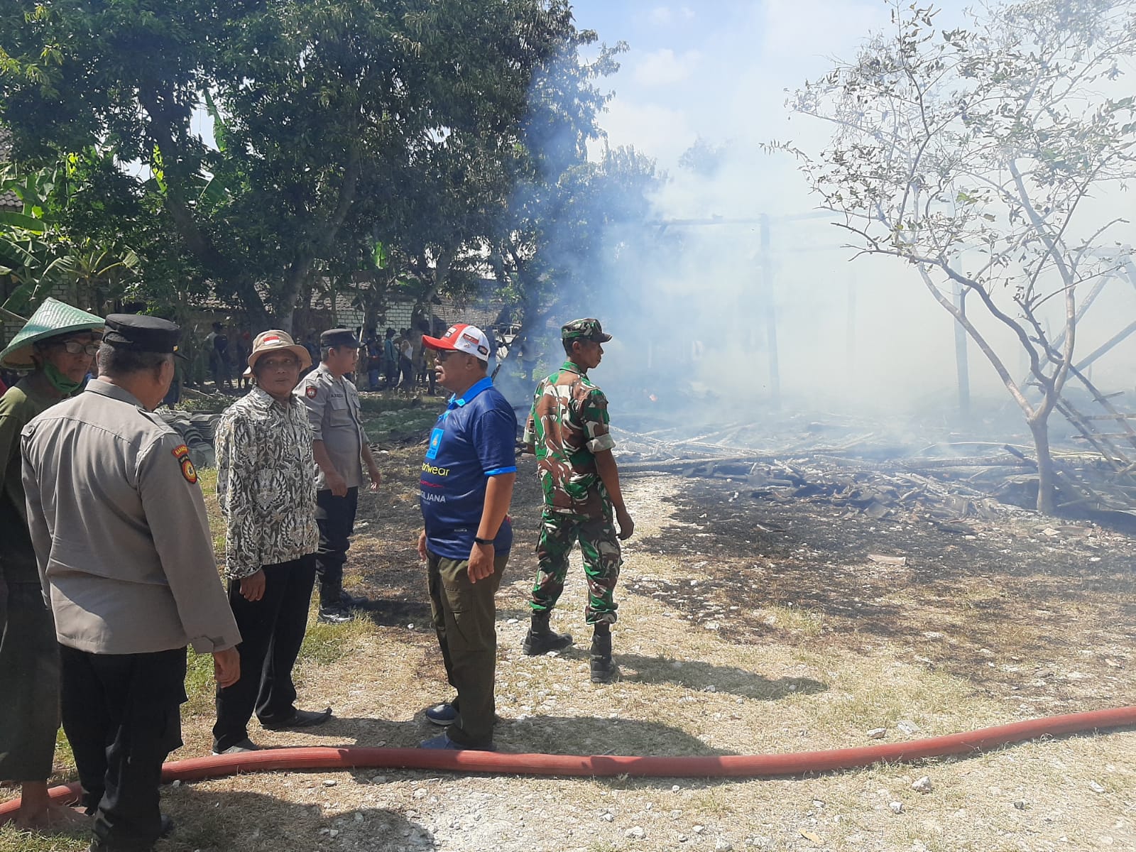 Polsek Babat Berhasil Padamkan Kebakaran Rumah Kayu di Desa Kebalanpelang Babat