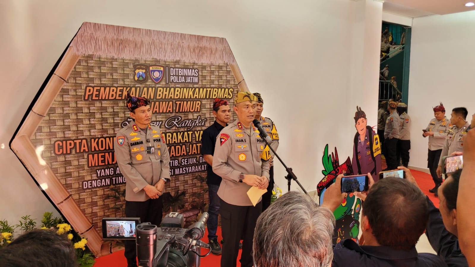 Pembekalan Bhabinkamtibmas Kapolda Jatim Tekankan Netralitas Polri dalam Pilkada 2024