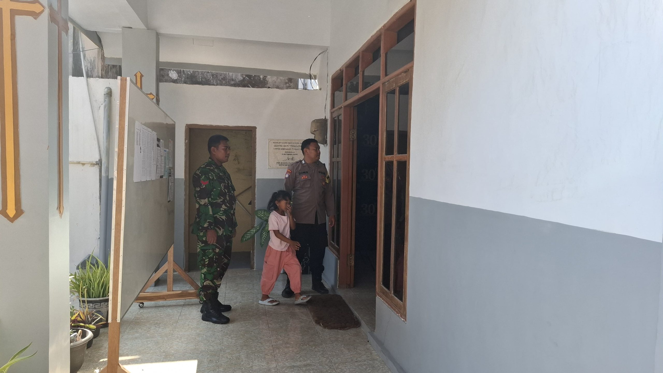 Sinergi TNI-Polri: Polsek Sambeng Laksanakan Pengamanan Ibadah di GKIN Tesalonika Desa Pataan