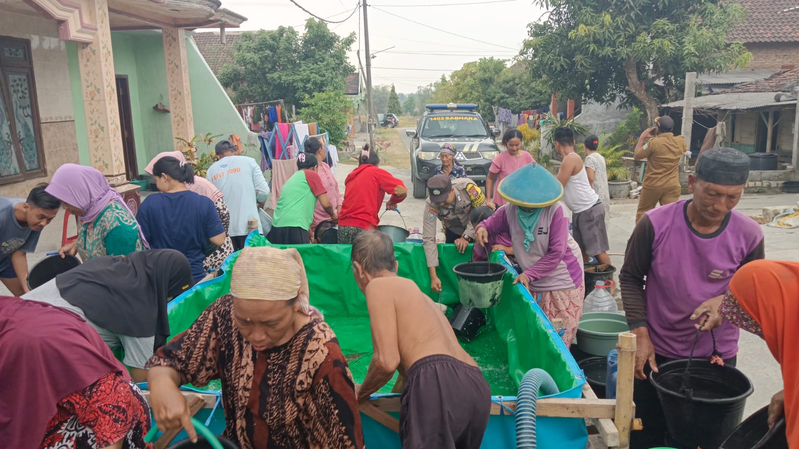 Anggota Polsek Tikung Laksanakan Pendistribusian Air Bersih di 2 Dusun dan 1 Desa