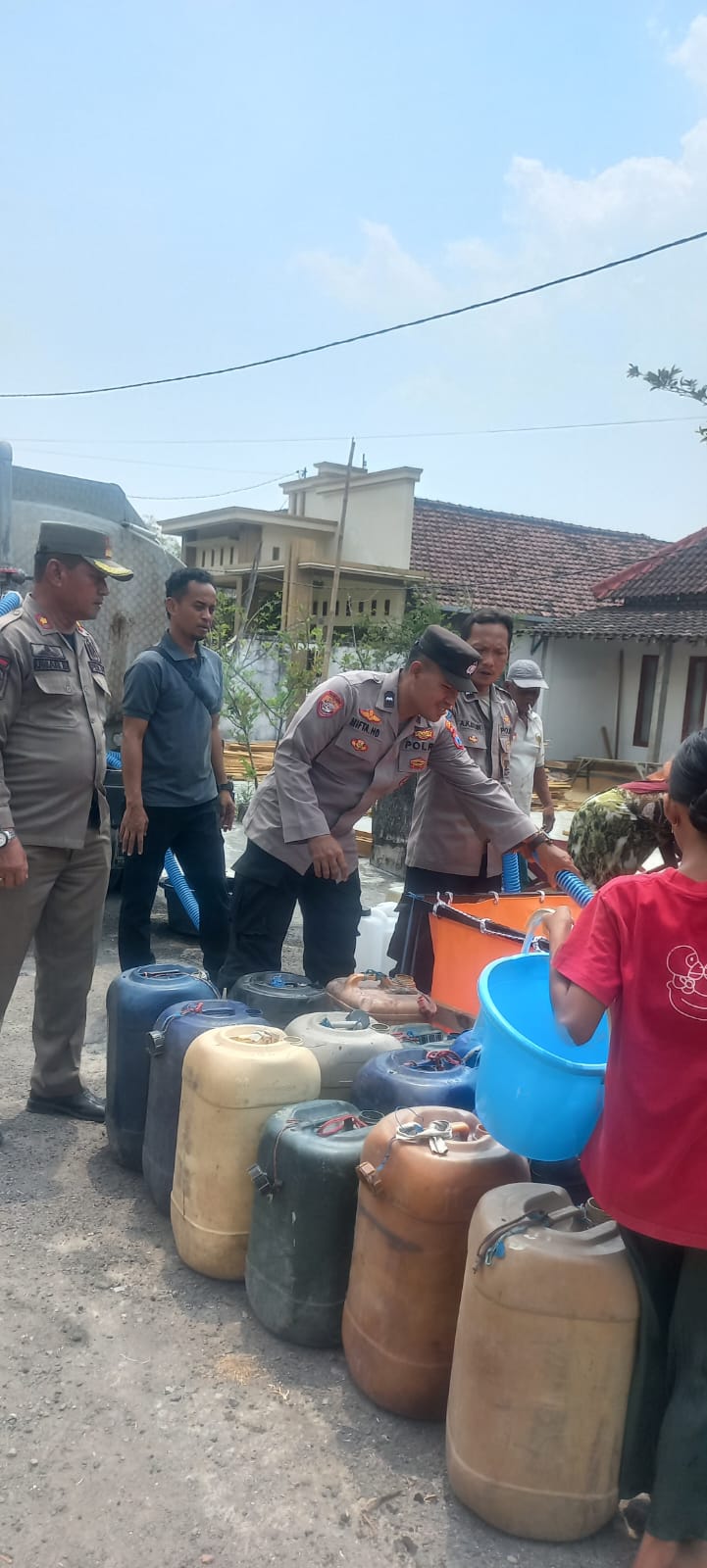 Polres Lamongan Masifkan Pendistribusian Air Bersih ke Seluruh Wilayah Lamongan