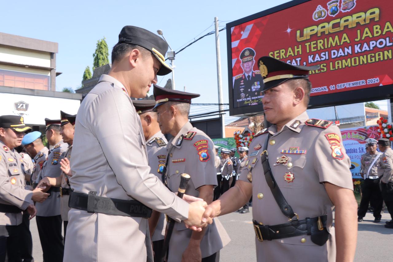 Polres Lamongan Gelar Upacara Serah Terima Jabatan Kasat, Kapolsek, dan Kasi