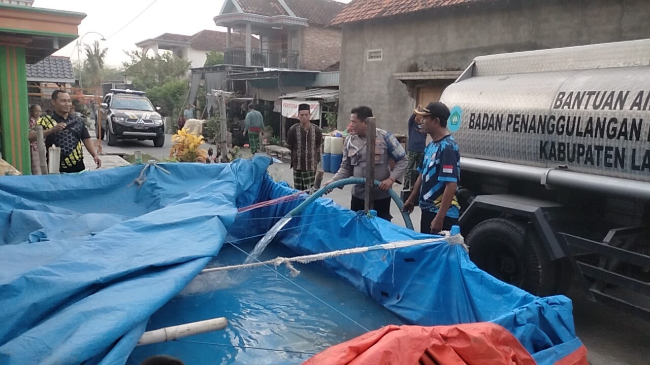 Polsek Mantup dan Sambeng Salurkan Air Bersih untuk Warga Terdampak Kekeringan