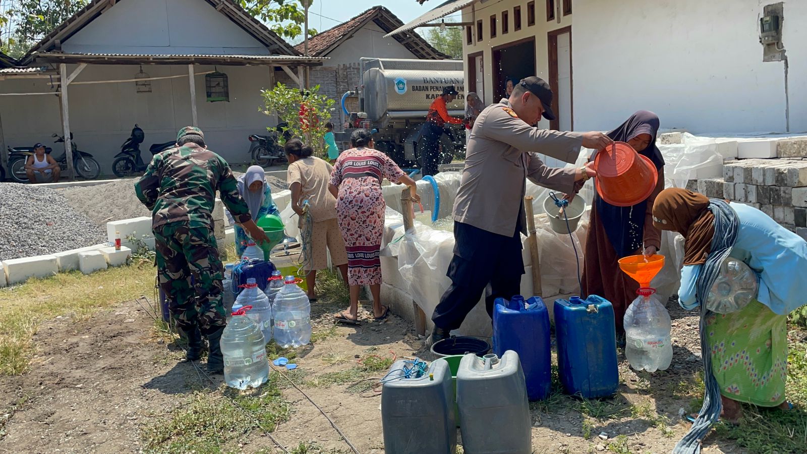 Sinergi Polres Lamongan dan Pemkab Lamongan Distribusikan Bantuan Air di Tengah Kemarau Panjang