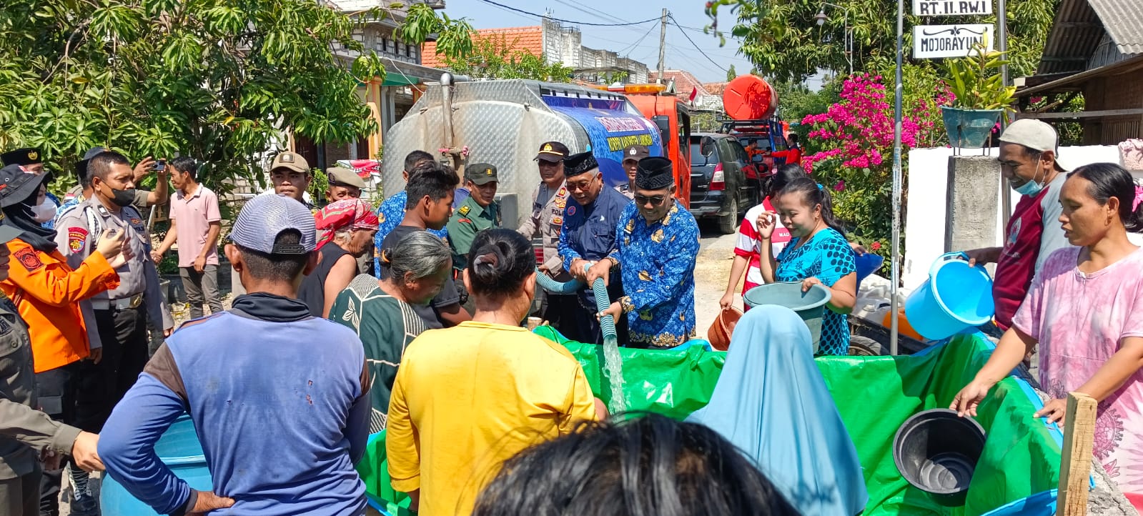 Polsek Kembangbahu Pastikan Bantuan Air Bersih Tersalurkan Tepat Sasaran di Dusun Mojorayung