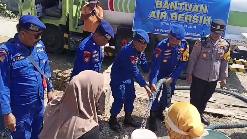 Satpolairud Polres Lamongan Bersama Polsek Tikung dan Ditpolairud Polda Jatim Distribusikan 10.000 Liter Air Bersih