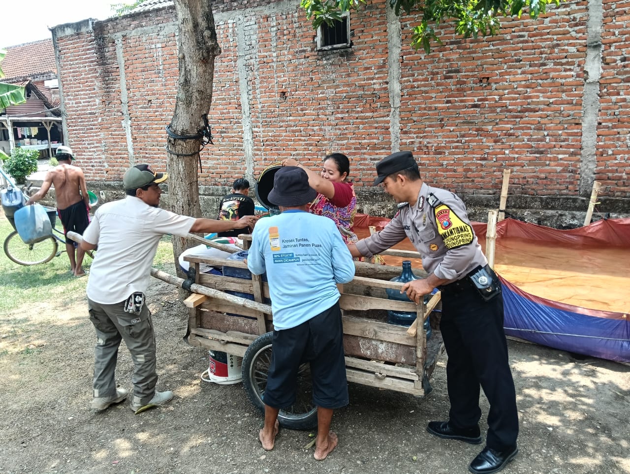 Kapolsek Kedungpring Monitoring Pendistribusian Bantuan Air Bersih di Dusun Kalangan