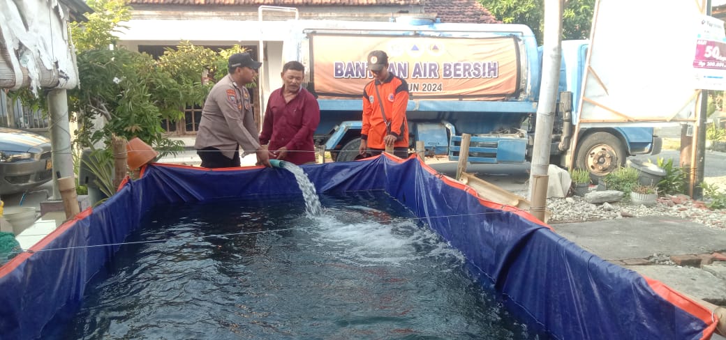Polsek Lamongan Kota Salurkan Bantuan Air Bersih di Desa Sidomukti