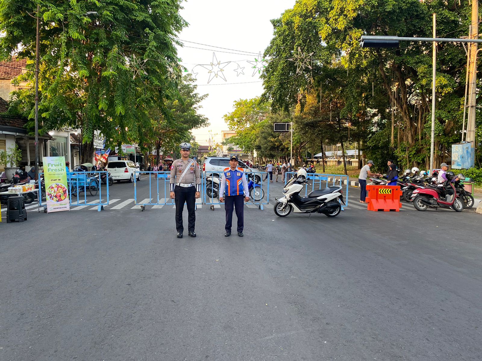 Anggota Polres Lamongan Sigap Amankan Minggu Ceria Di Alun-alun