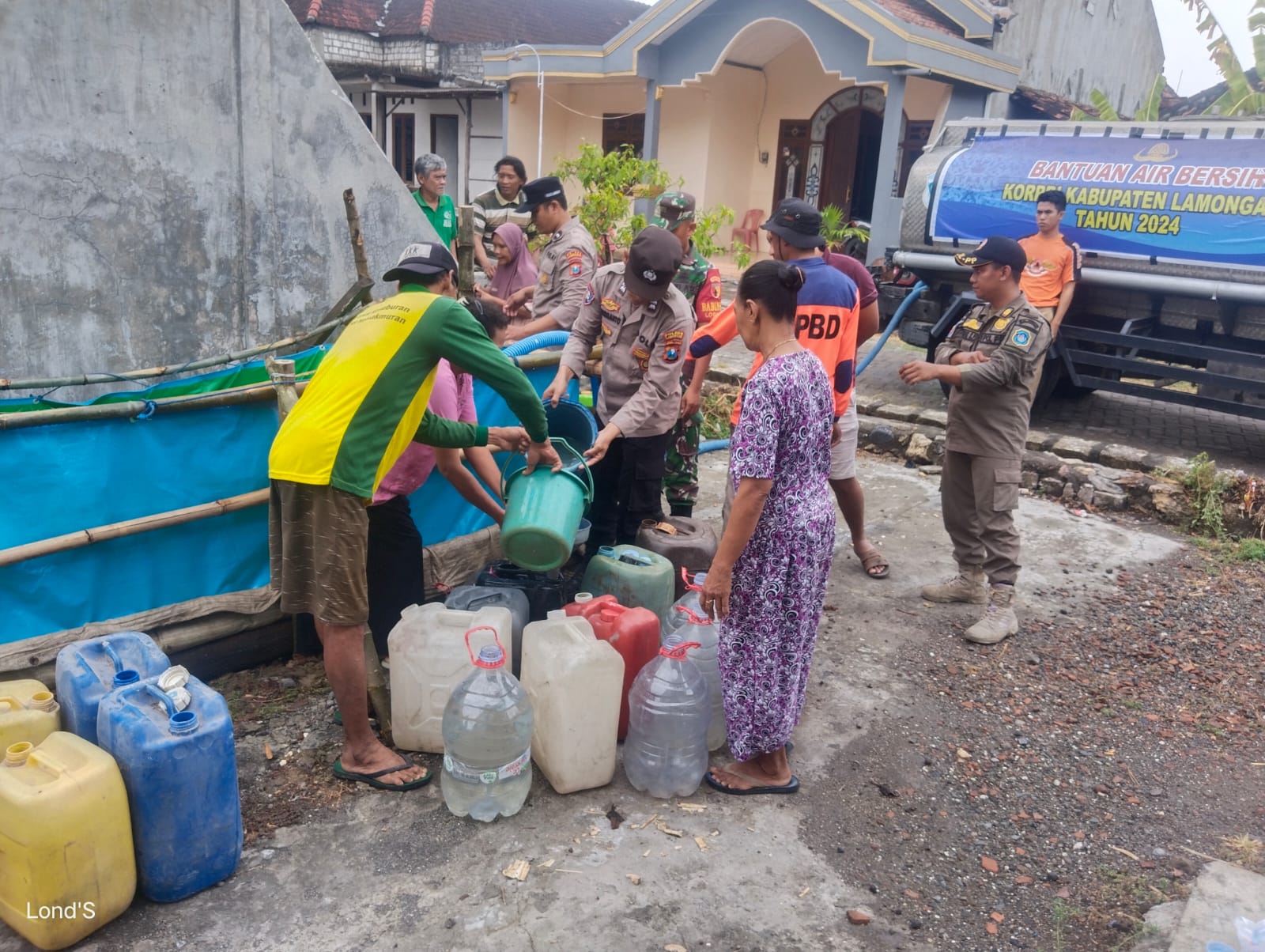 Polres Lamongan Terus Distribusikan Air Bersih untuk Warga Terdampak Kekeringan