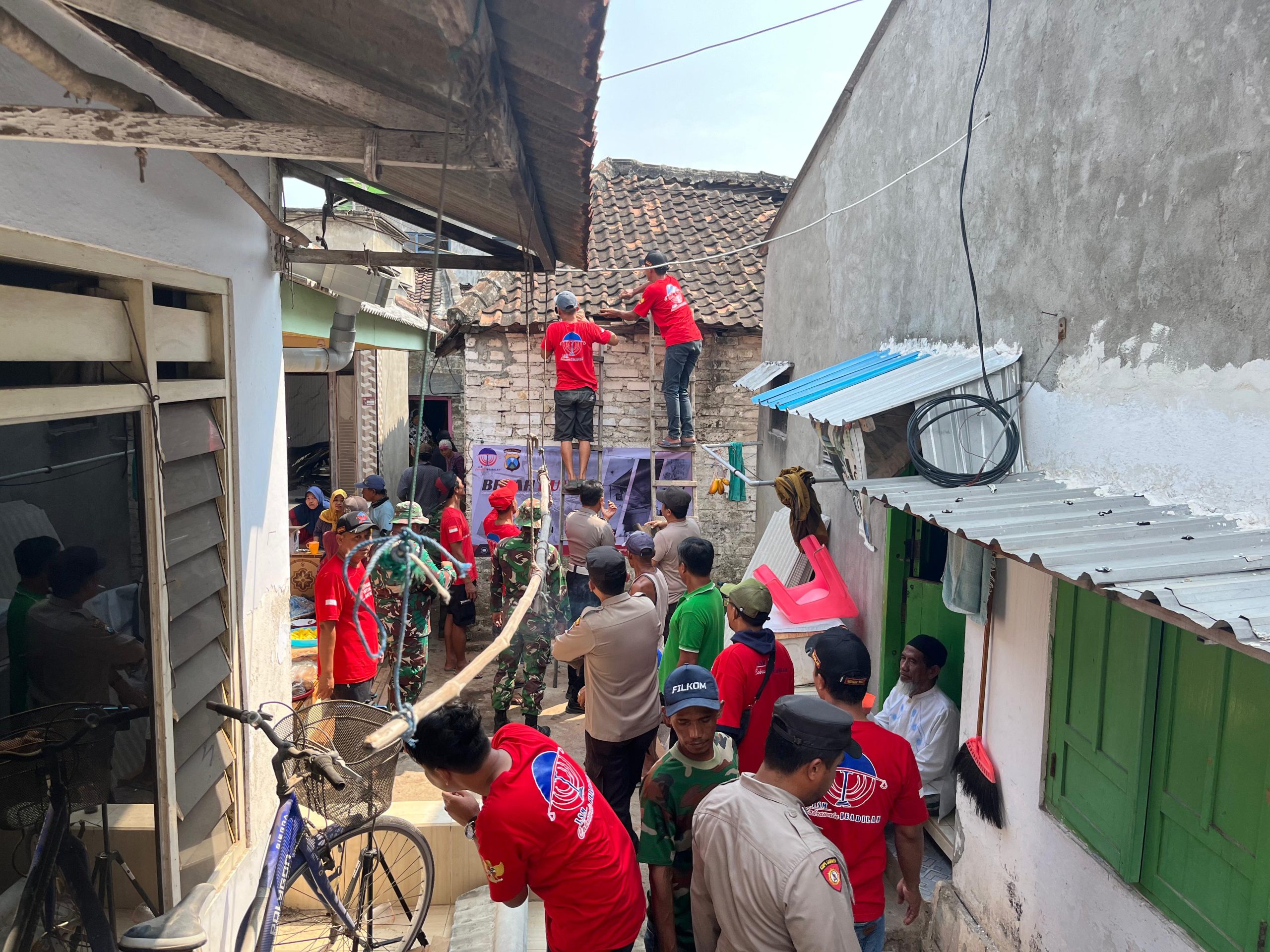 Polsek Paciran dan Koramil Paciran Gelar Bedah Rumah di Desa Paciran dalam Rangka HUT LSM CAKRAWALA Keadilan ke-8
