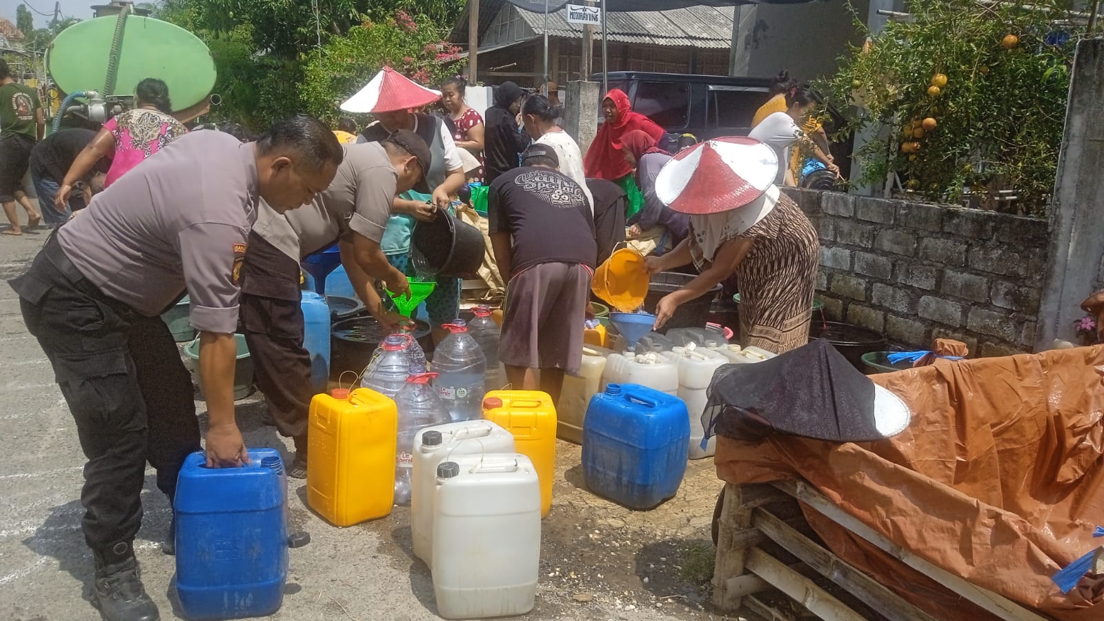 Penyaluran Bantuan Air Bersih oleh Polsek Kembangbahu di Dusun Mojorayung, Desa Lopang