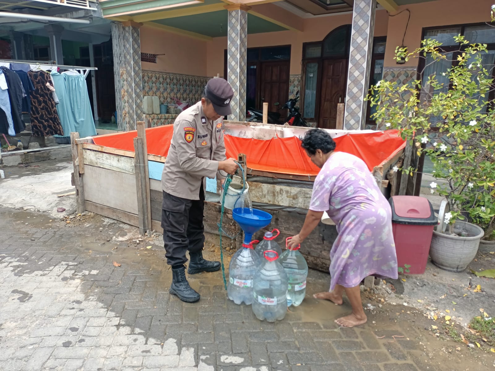 Kapolsek Tikung Salurkan Bantuan Air Bersih di Dusun Kemendung, Desa Jatirejo