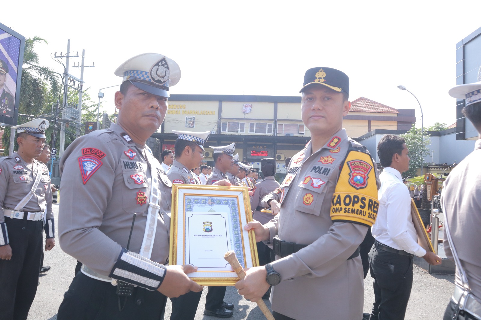 Polres Lamongan Gelar Upacara Pemberian Penghargaan kepada Anggota Polri Berprestasi dan Atlet Inkanas Binaan Polres Lamongan