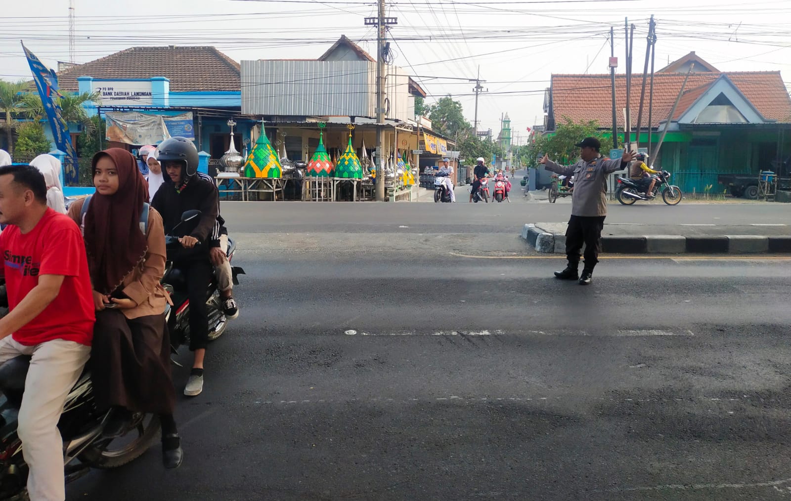 Anggota Polres Lamongan Rutin Laksanakan Commander Wish Pagi