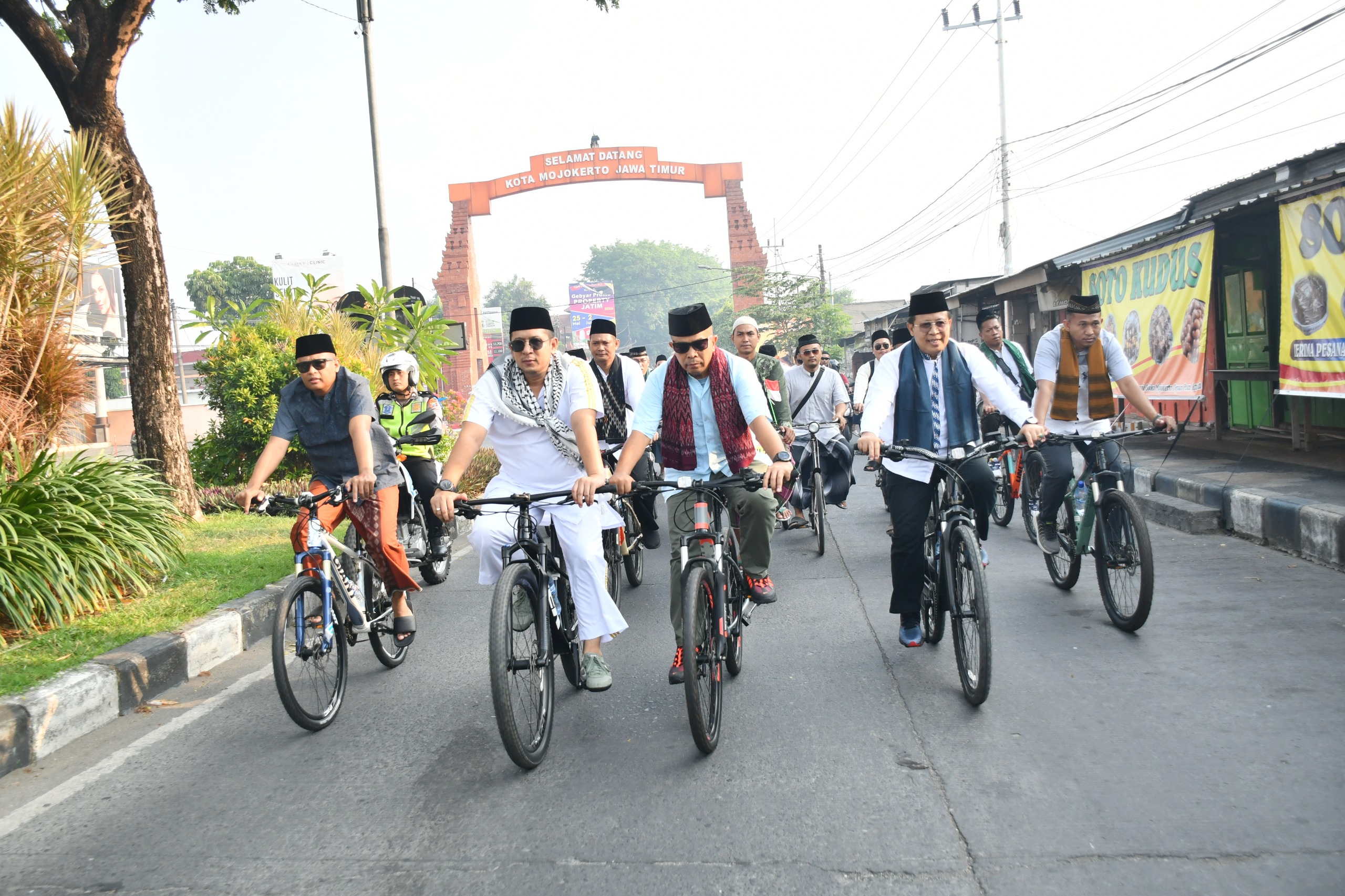Cooling System Pilkada 2024, Polres Mojokerto Gowes Bareng Forkopimda dan 1.000 Santri