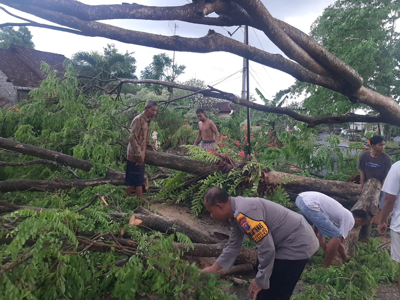 Kapolsek Modo Bersama 3 Pilar Tanggap Darurat Bencana Hujan Deras dan Angin Kencang di Desa Yungyang dan Pule