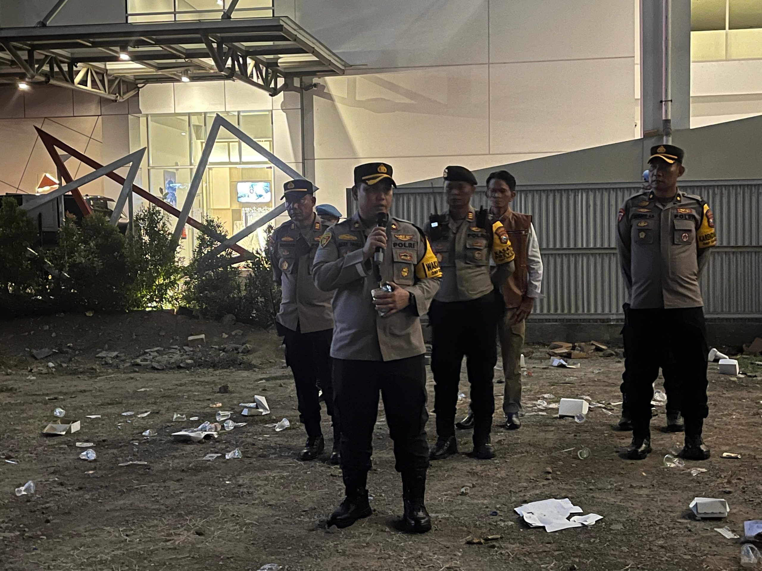 Polres Lamongan Laksanakan Pengamanan Ketat Debat Publik Kedua Pemilihan Bupati dan Wakil Bupati Lamongan 2024 di Surabaya