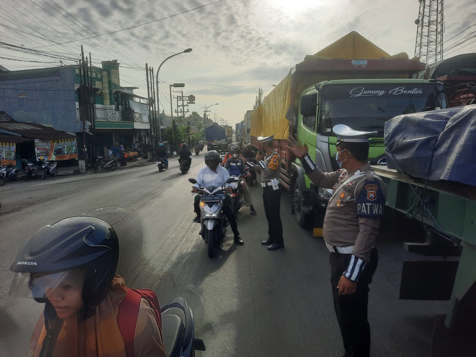 Anggota Polres Lamongan Laksanakan CW Demi Kelancaran Arus Lalin
