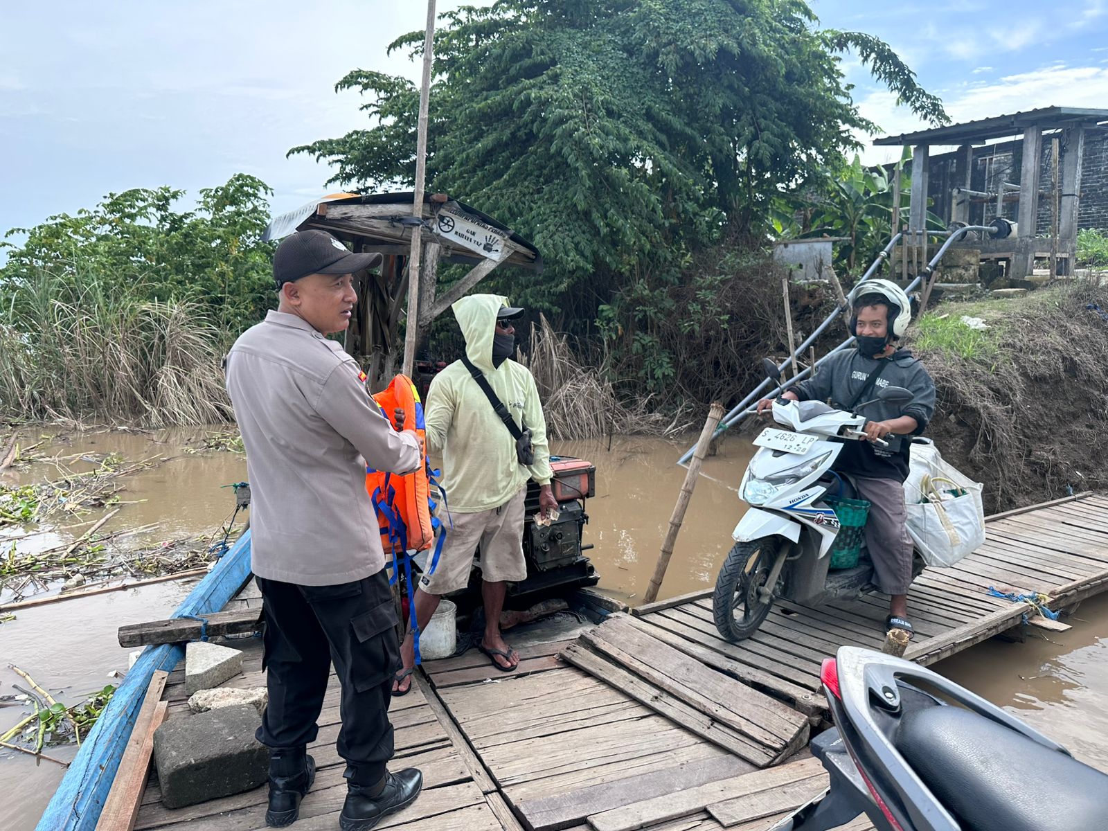 Antisipasi Banjir, Polres Lamongan Tingkatkan Pemantauan Debit Air Bengawan Solo