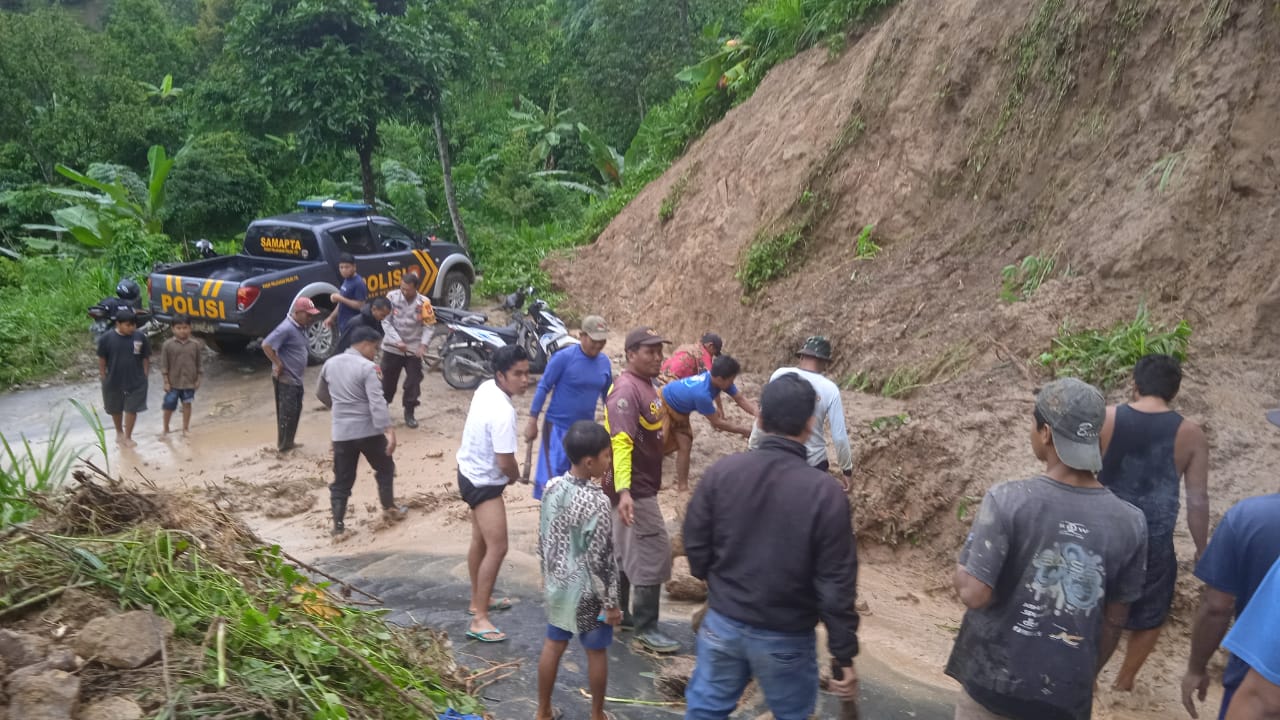 Kolaborasi Polisi Bersama Tiga Pilar dan Warga Tangani Banjir dan Longsor di Jember