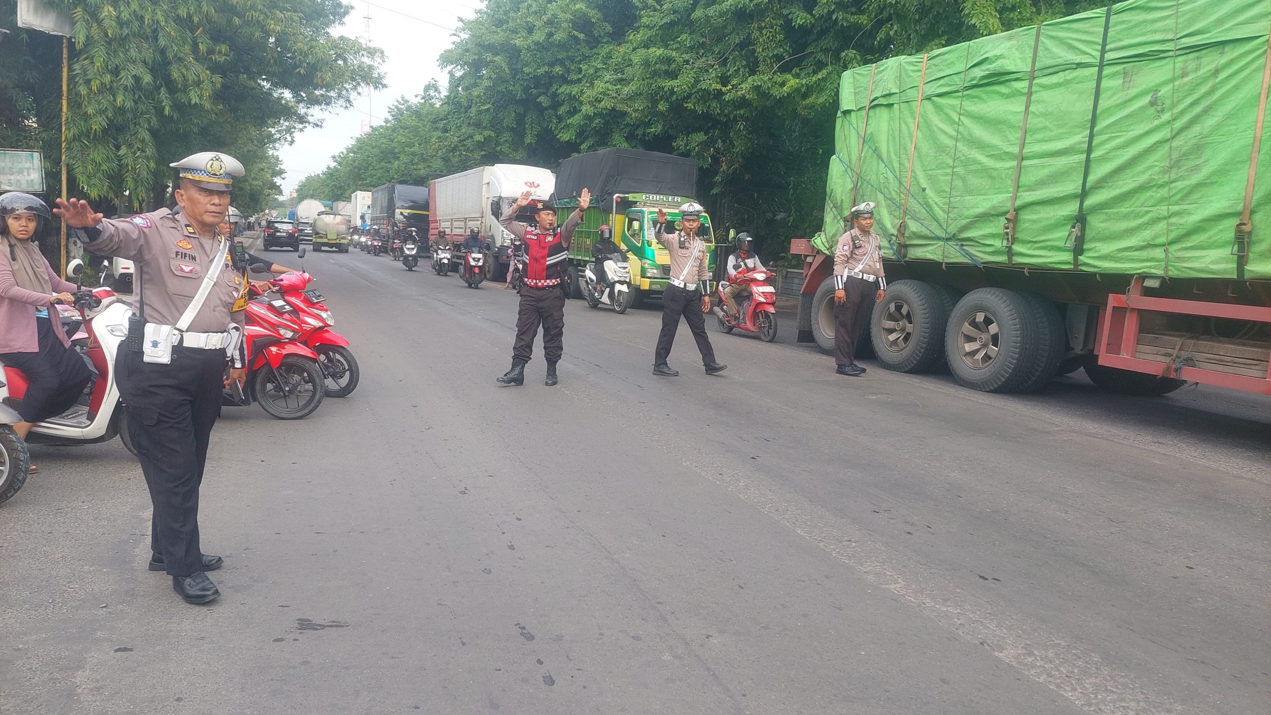 Polres Lamongan Lakukan Pengaturan Lalu Lintas untuk Atasi Kemacetan di Jalur Poros Lamongan-Gresik