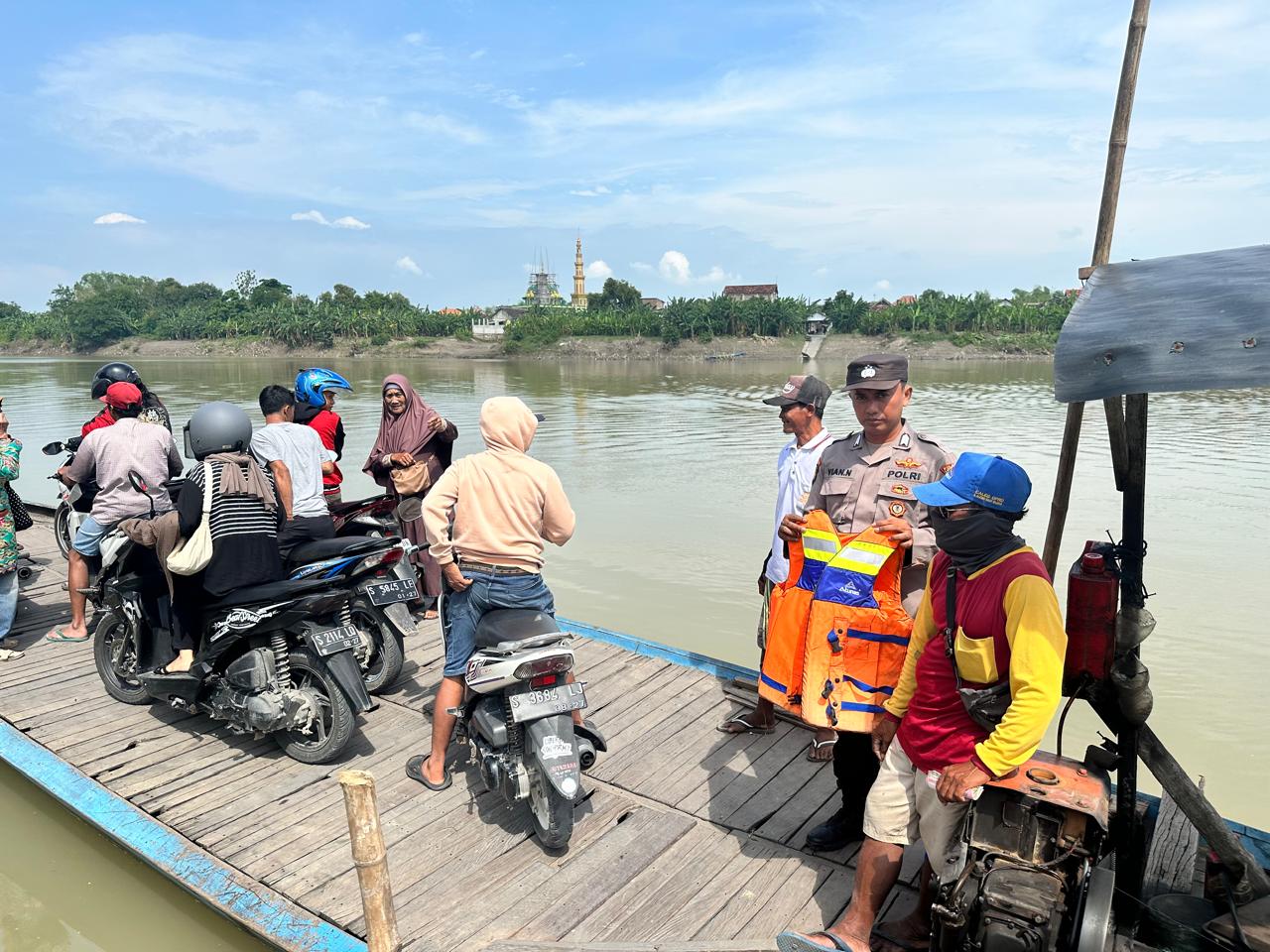 Polsek Maduran Berikan Bantuan Pelampung dan Himbauan Keselamatan di Penyeberangan Tambangan Desa Pangean