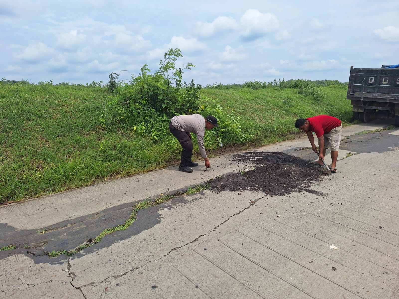 Polsek Solokuro Laksanakan Pengurukan Jalan Berlubang untuk Cegah Laka Lantas