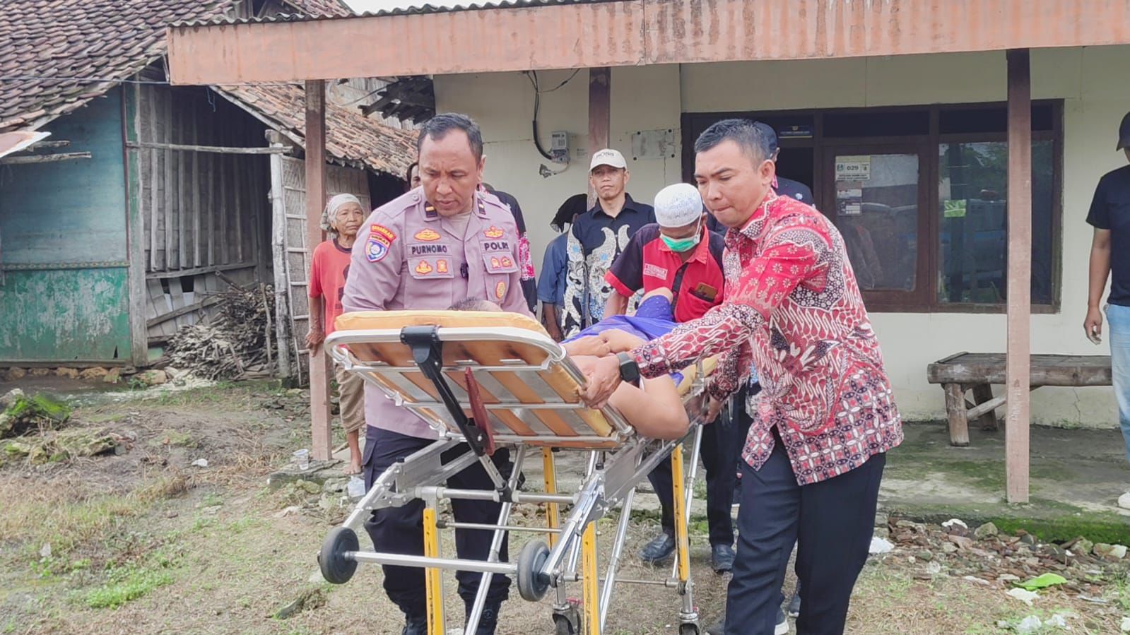 IPDA Purnomo, Polisi Baik Polres Lamongan, Bantu Warga Lumpuh Hidup Sebatang Kara
