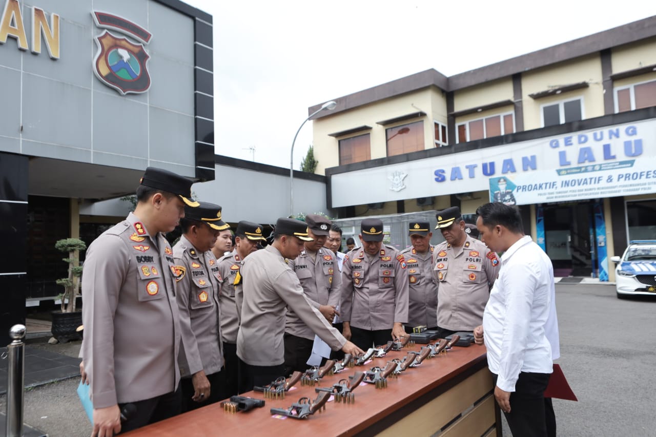 Polres Lamongan Gelar Apel Pengecekan Pemegang Senpi Dinas untuk Mitigasi Pencegahan Penyalahgunaan Senjata Api