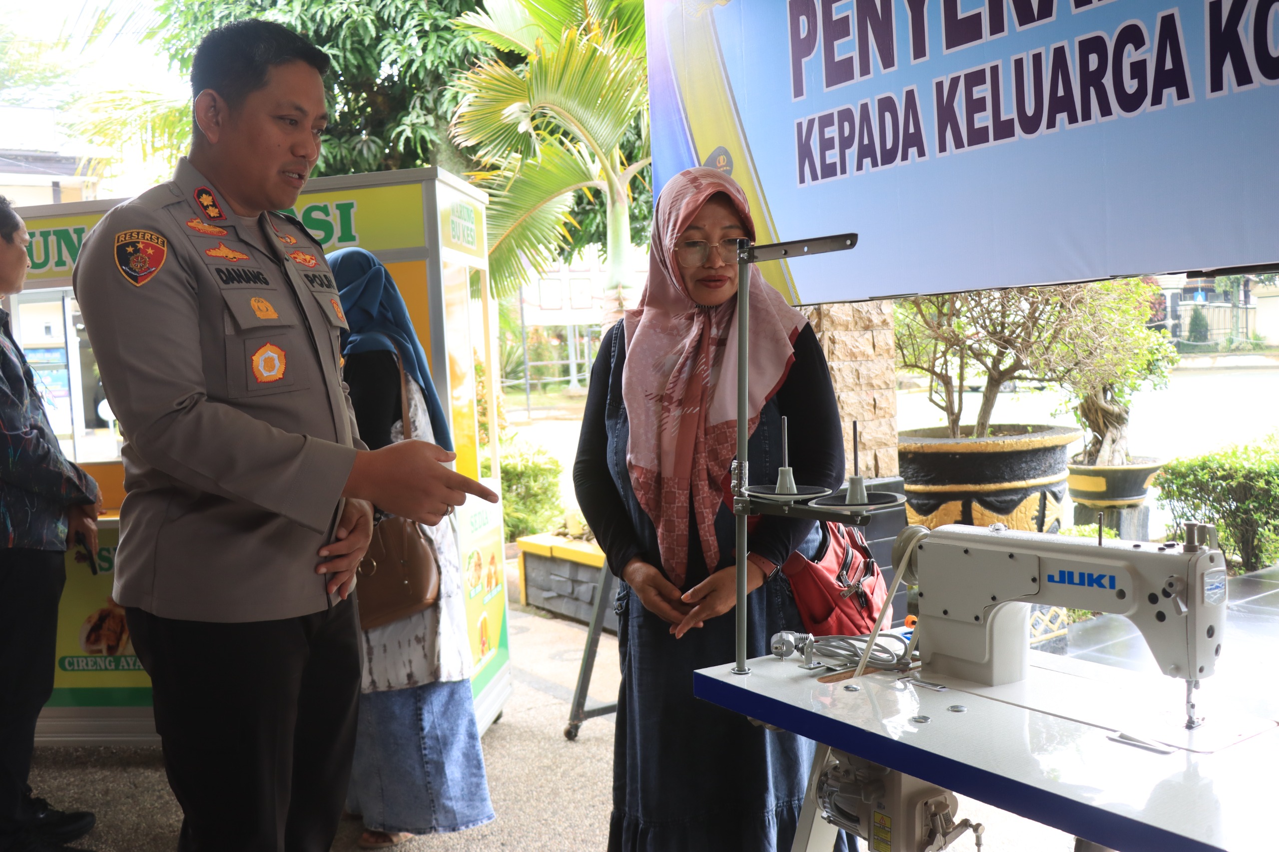 Dukung Pemulihan Ekonomi, Polres Malang Beri Modal Usaha Untuk Keluarga Korban Kanjuruhan