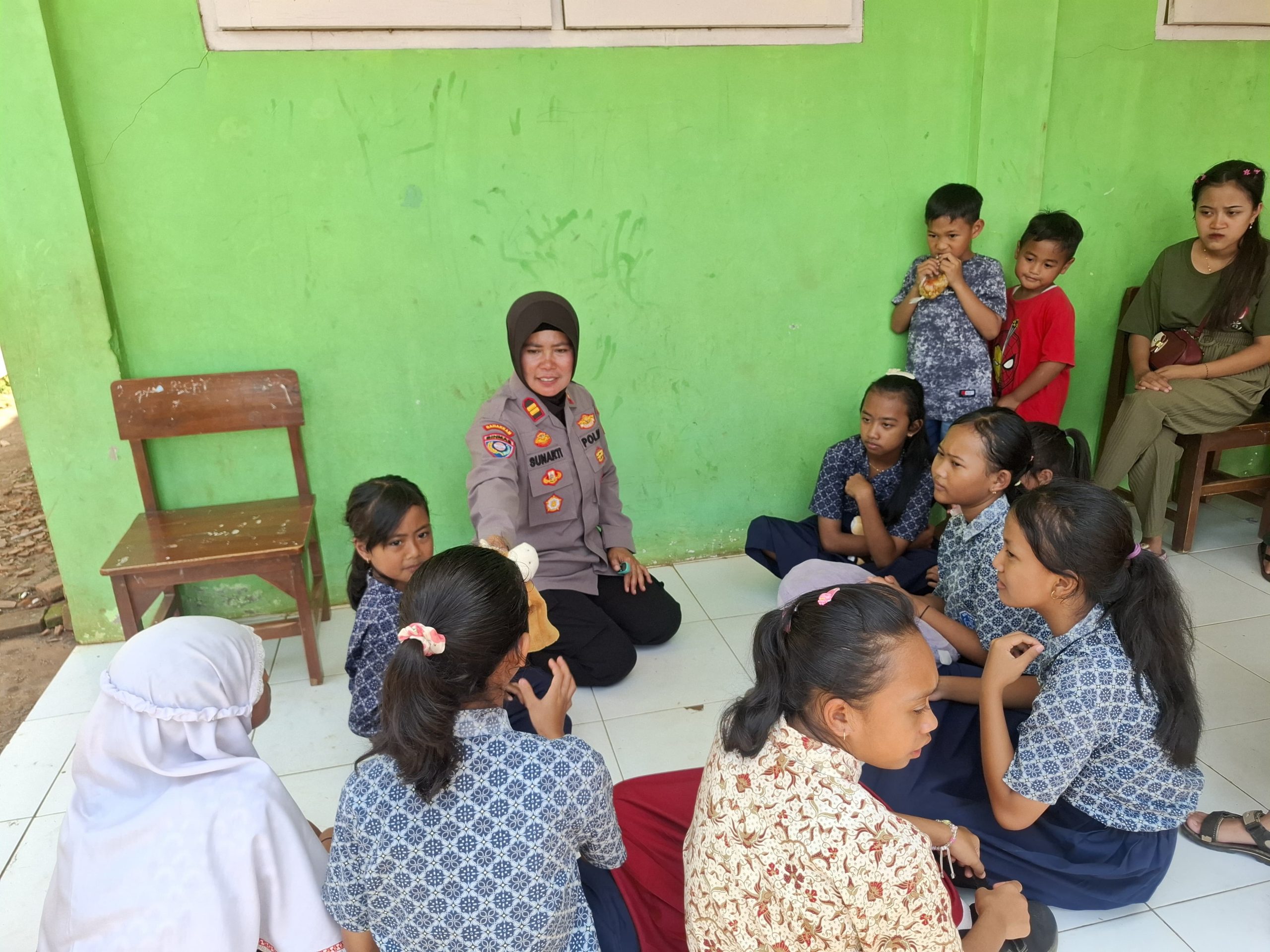 Polres Pasuruan Beri Trauma Healing Anak – anak Korban Bencana Tanah Gerak di Purwodadi