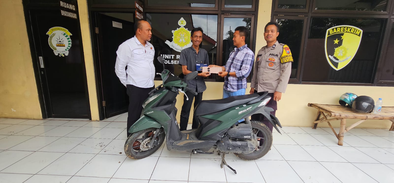 Polsek Tikung Serahkan Sepeda Motor Temuan kepada Pemiliknya, Terima Kasih Pak Polisi!