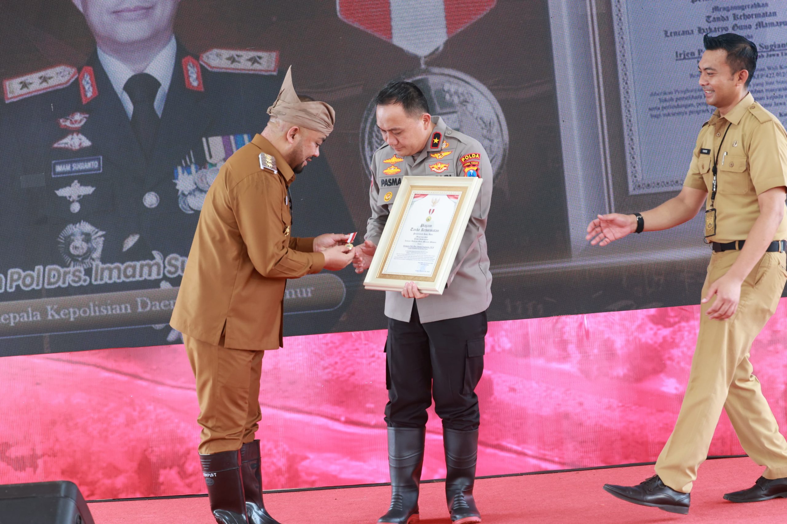 Polda Jatim Terima Penghargaan ‘Hakaryo Guno Mamayu Bawono’ dari Pemkot Batu