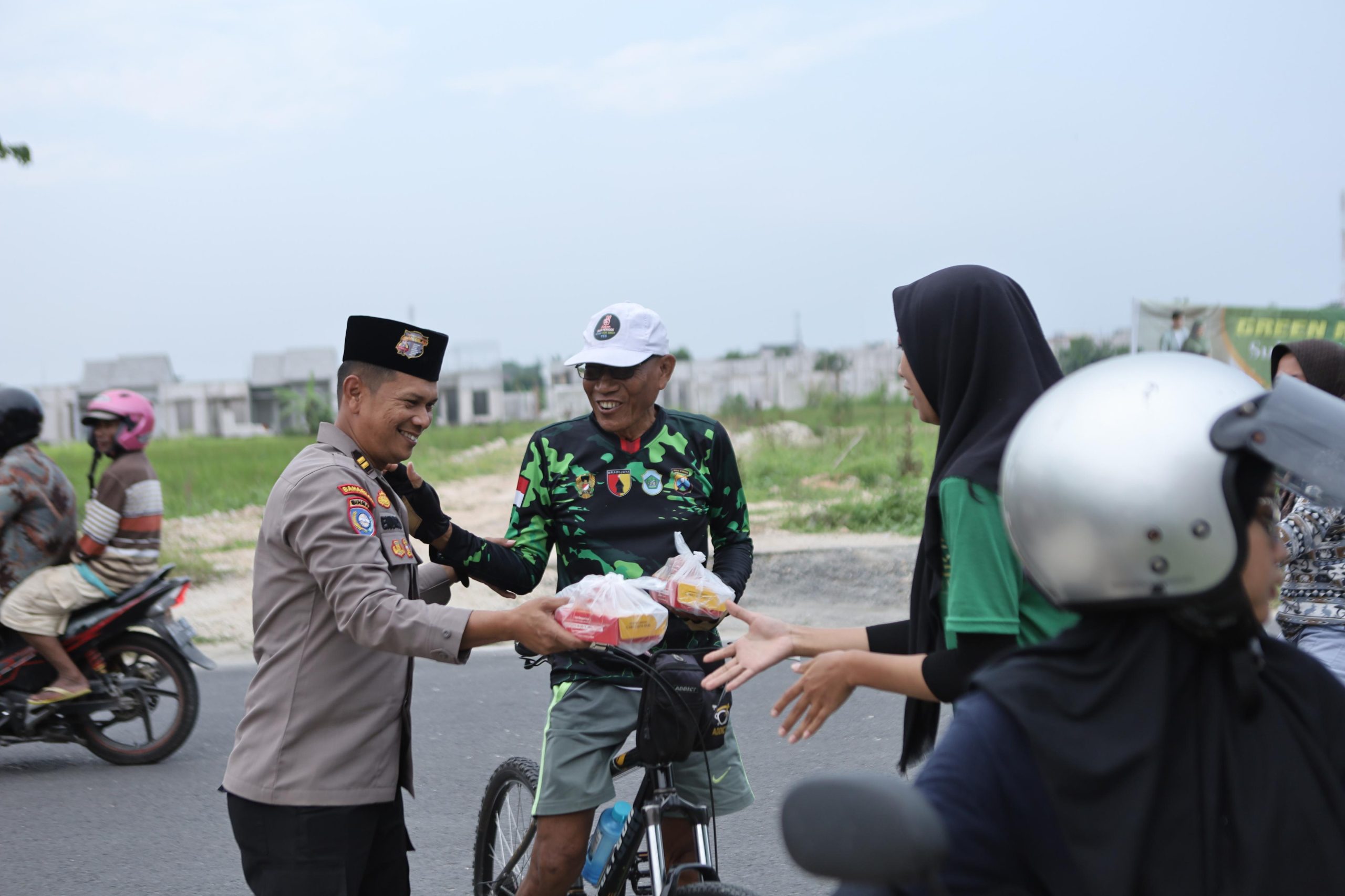 Sat Binmas Polres Lamongan Gelar Patroli Ngabuburit dan Berbagi Takjil Gratis