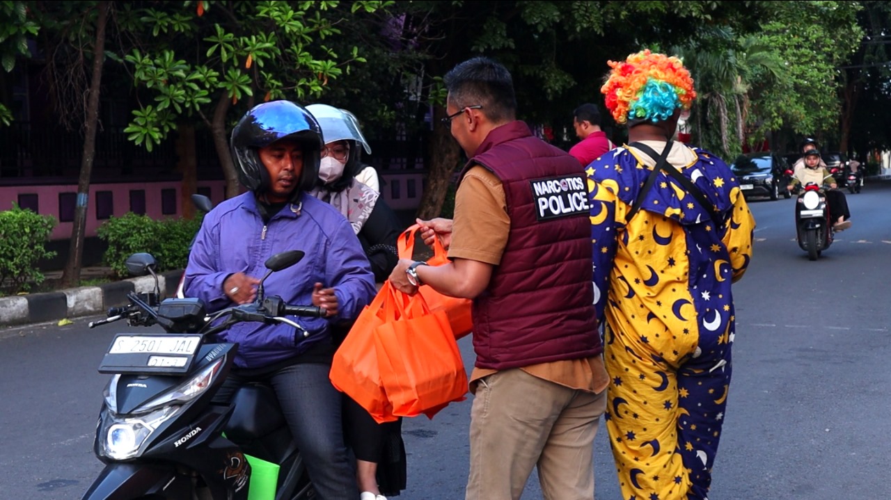 Satresnarkoba Polres Lamongan Berbagi Takjil di Bulan Suci Ramadhan